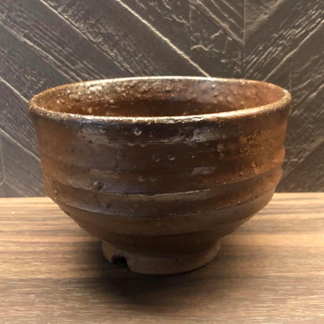 究極の美◾️蔵から焦茶色のつぶつぶした美しい雰囲気の抹茶茶碗が出て来ました。 究極の美◾️蔵から焦茶色のつぶつぶした美しい雰囲気の抹茶茶碗